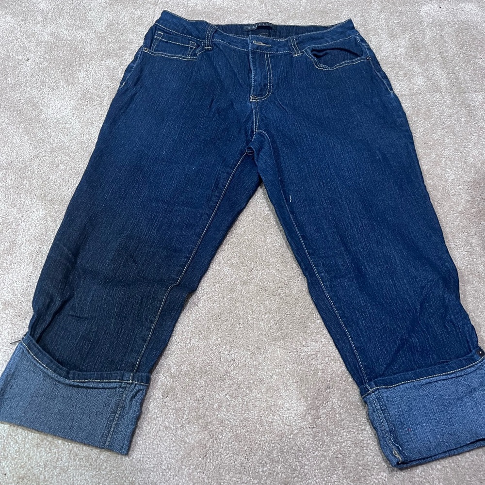 EUC! Women’s Bacinni Brand Zipper Detail Cuffed Capri Jeans Size 8